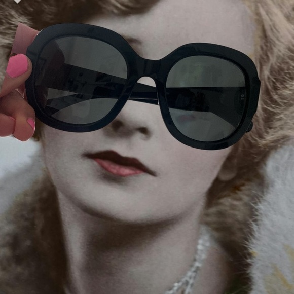 CHANEL Black Oversized Sunglasses - Picture 1 of 3
